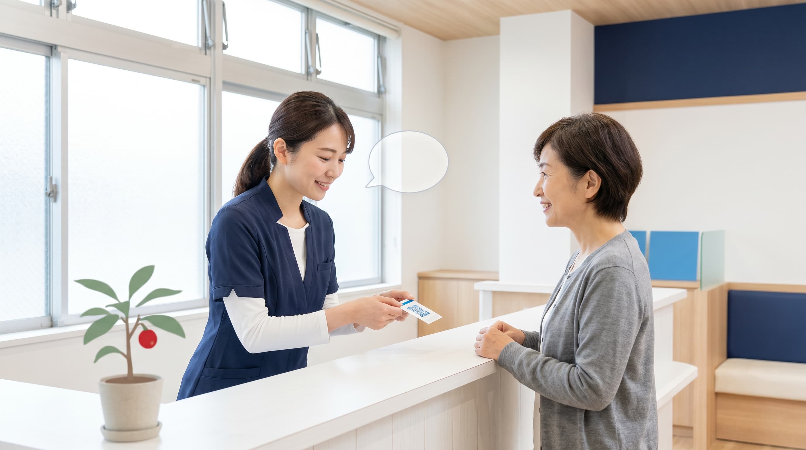 クリニックのスタッフが患者に笑顔で口コミの声かけをする様子