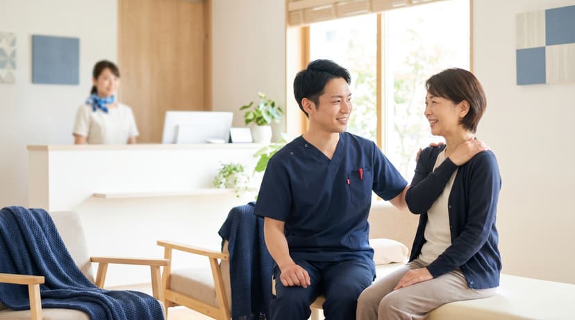 クリニックの患者導線にそって、施術直後と会計時に口コミを依頼する様子